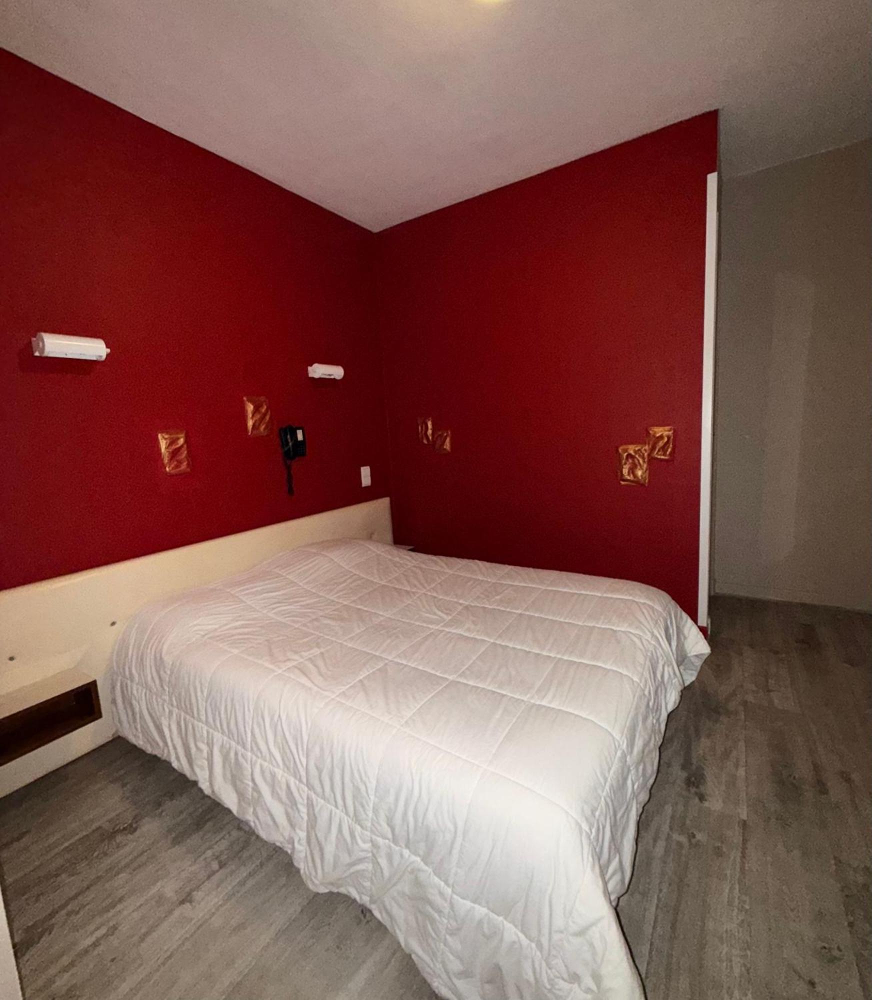 Le Relais De La Route Bleue Hotel Saint-Loup  Buitenkant foto